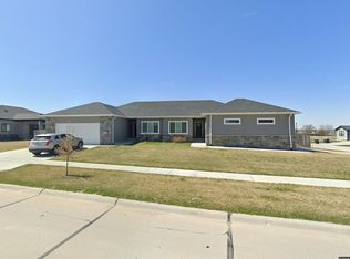 7741 Vera Dr, Lincoln, NE 68516