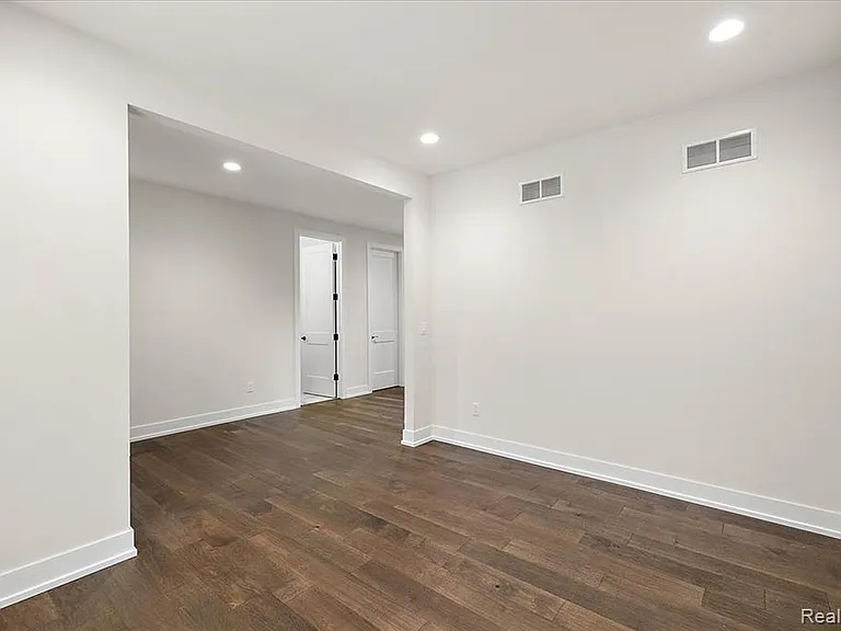 2911 Walsh Dr — Photo 8