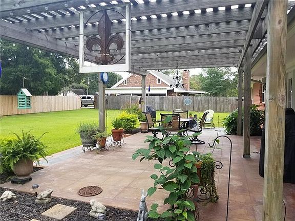 Large Patio Area - Pergola 