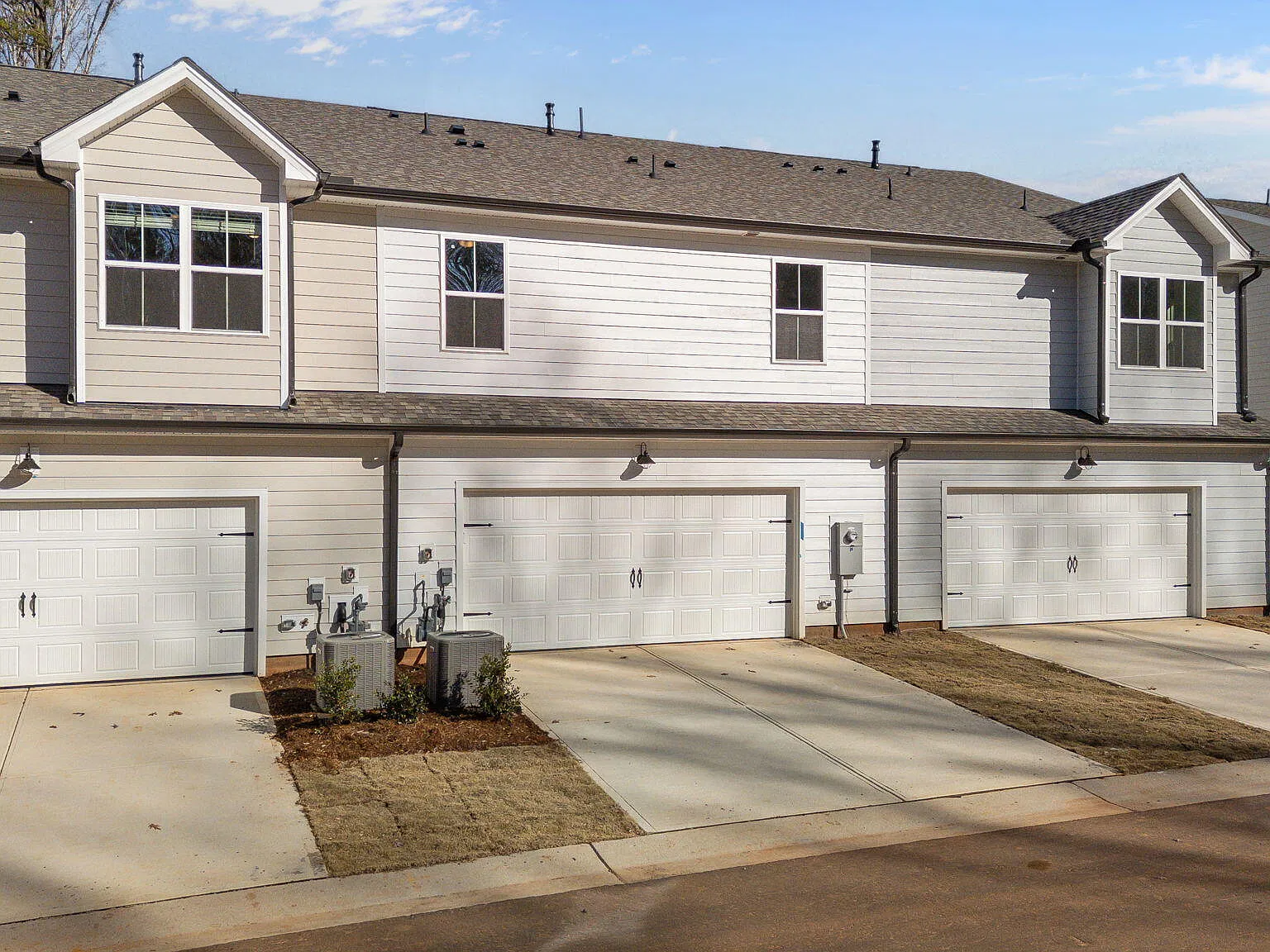 3 bed, 2.5 bath, $2,100 — Photo 2