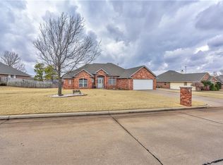 2605 Lakewood Dr, Chickasha, OK 73018