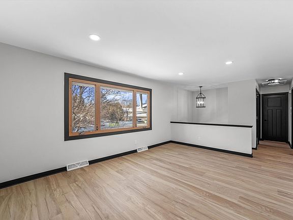 5th image of 666-668 Hearne Ct