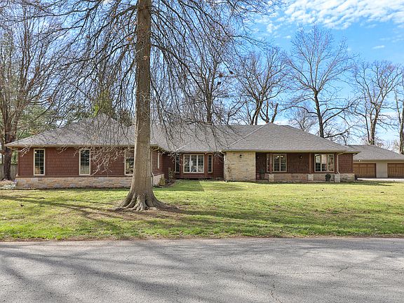 3rd image of 1202 W Glen Oaks Drive