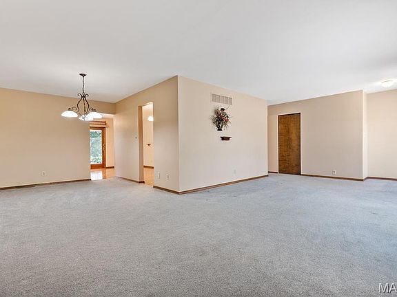 5th image of 24 Saint Robert Dr