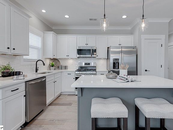 3rd image of 120 Lilia Hill Cir