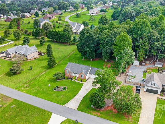 3rd image of 2497 Carriage Ln