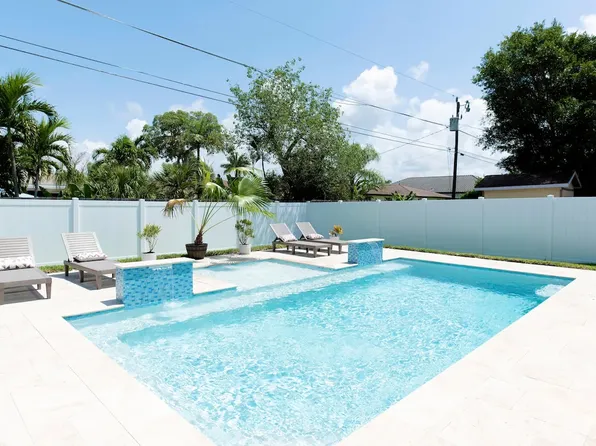 669 107th Ave N, Naples, FL 34108