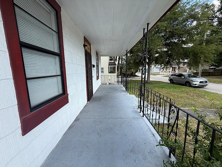 2220 E 10th Ave — Photo 2
