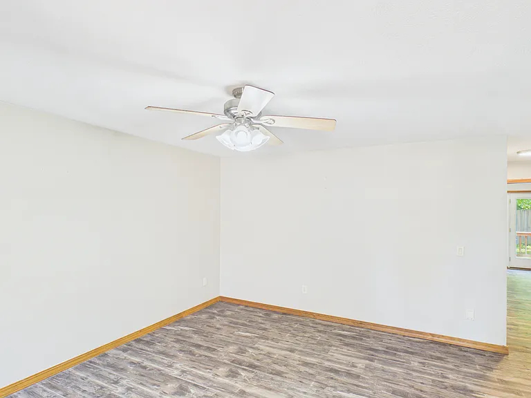 610 E 7th St #2 — Photo 1