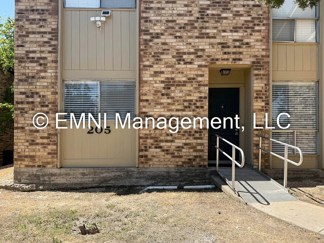 2 bed, 900 sqft, $895 — Photo 2