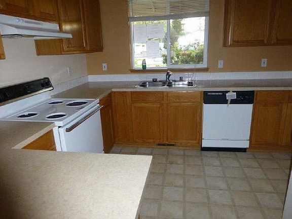 3rd image of 213 Algona Blvd S