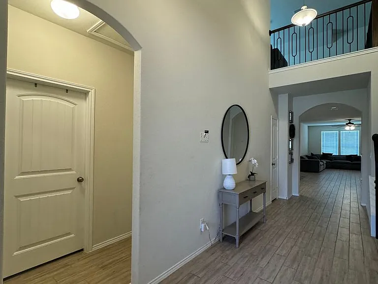 12514 Thrall — Photo 8
