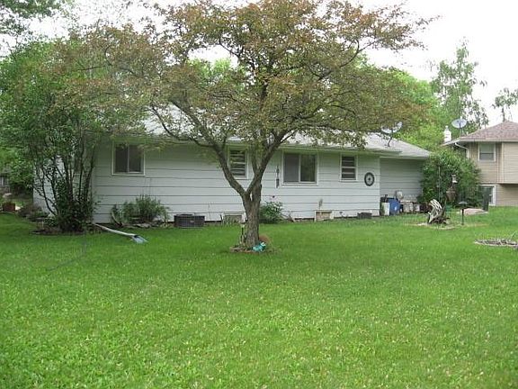 4th image of 200 Lakeside Dr