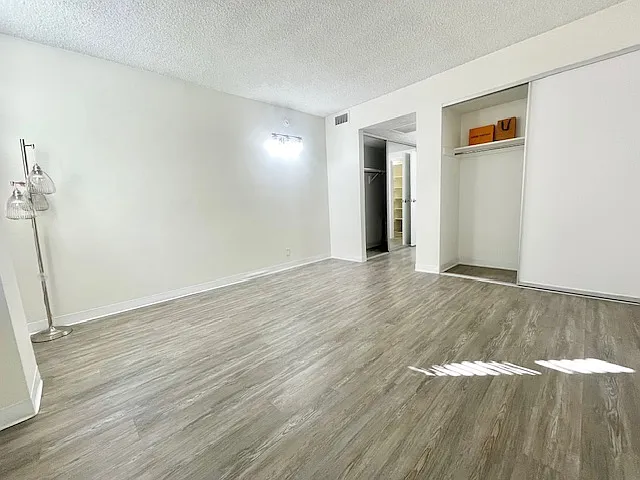 Occidental Towers Apartments — Photo 152