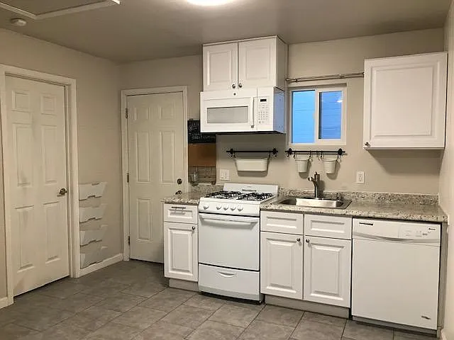 123 Emerson St #B — Photo 9