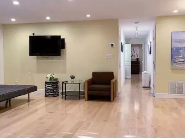 295 W Wyoming Ave APT 1A, Stoneham, MA 02180