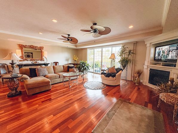 33 Waterside Dr #33