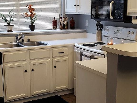 5th image of 10850 Doral Ct