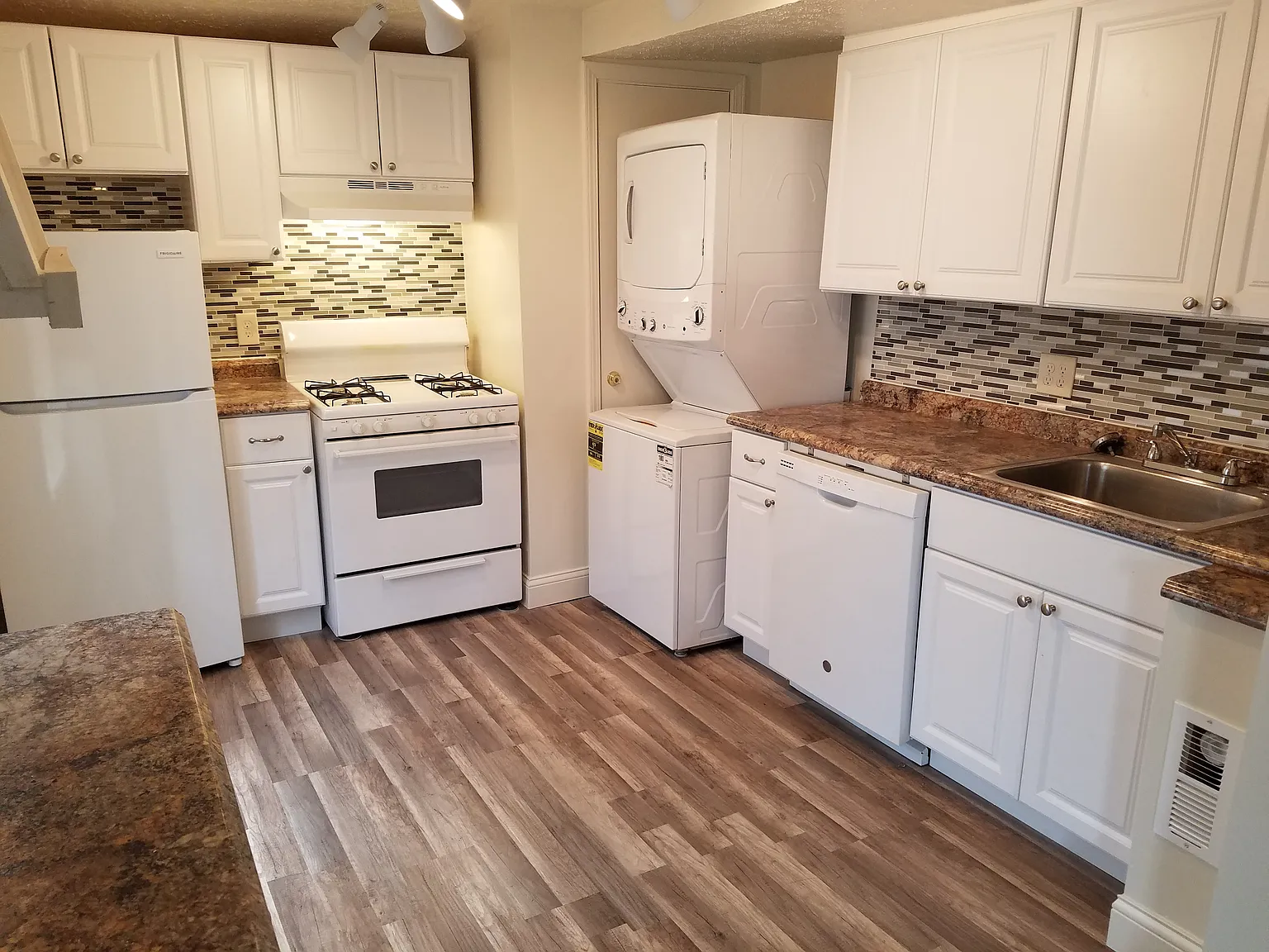 2 bed, 1000 sqft, $1,495 — Photo 4