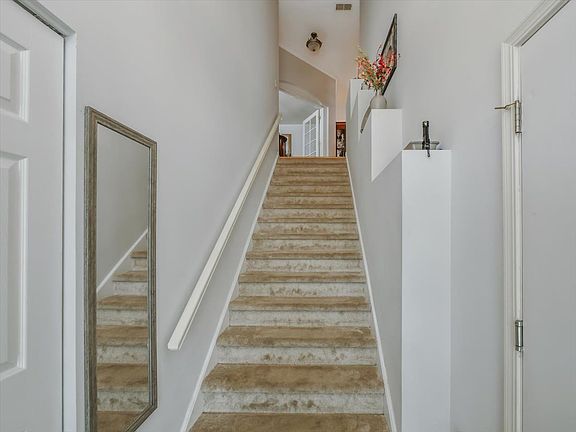 4th image of 1169 Hawthorne Ln