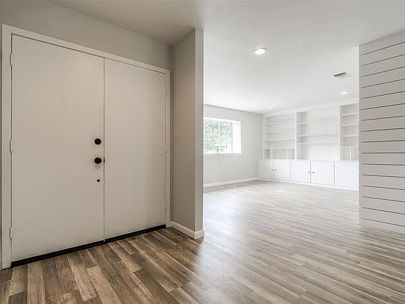 3rd image of 714 Cambridge Dr