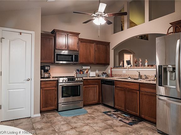 5th image of 902 Shanna Dr