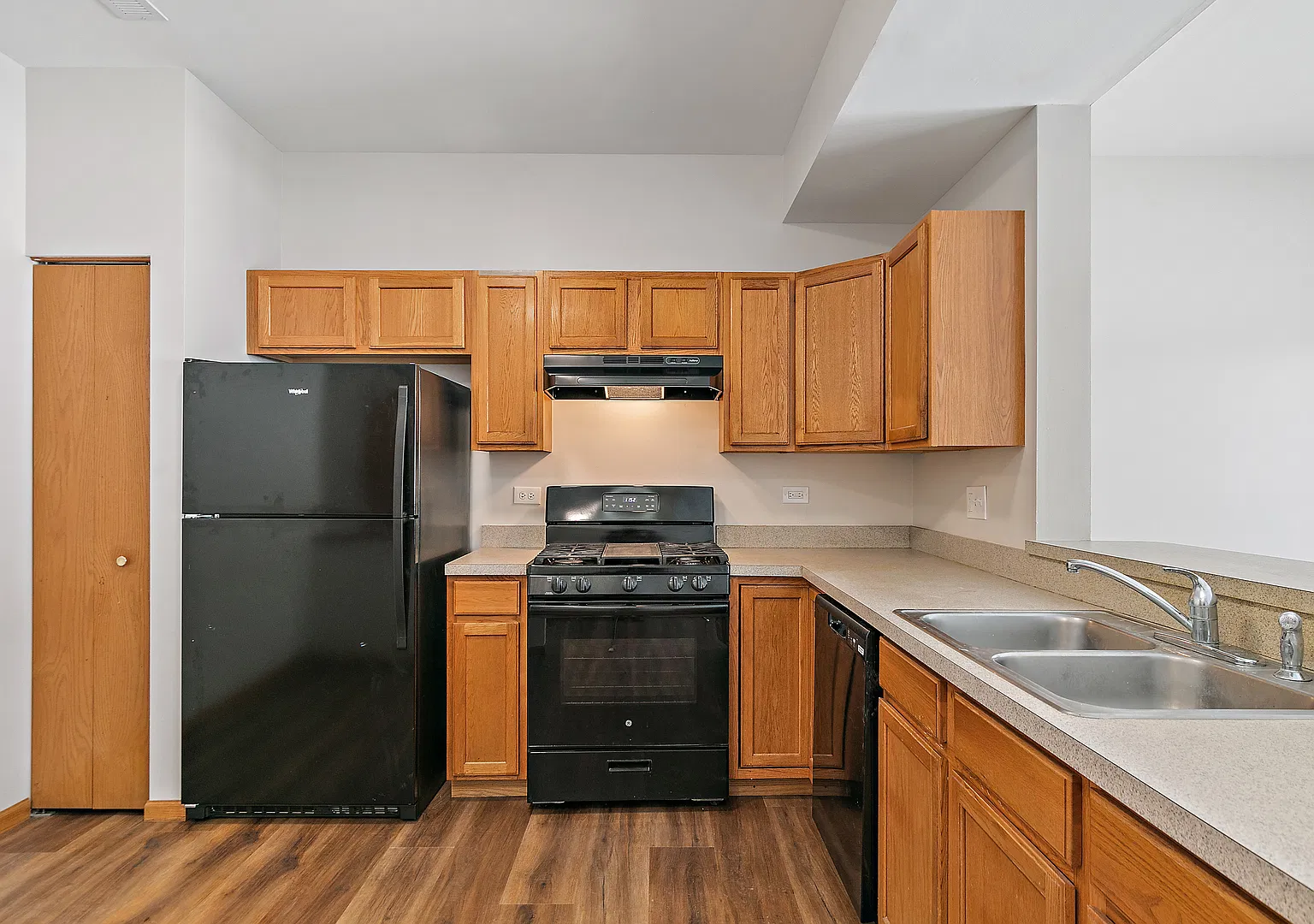 2 bed, 1.5 bath, 1200 sqft, $2,195 — Photo 2