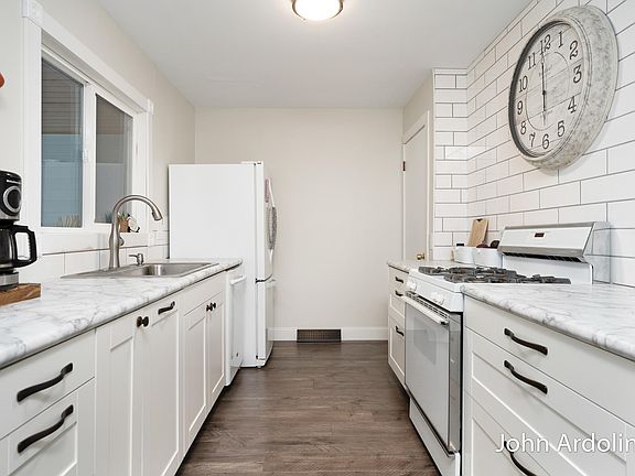 3rd image of 3446 Vineyard Ave NE