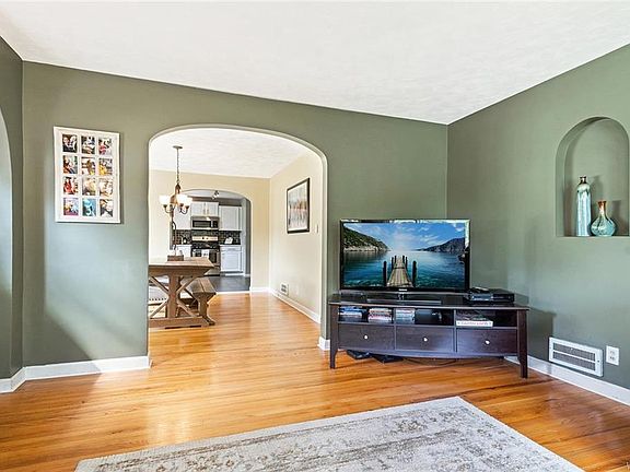 5th image of 220 Irvington Dr