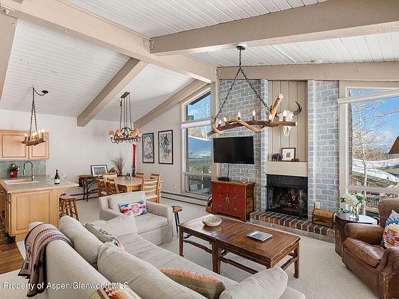 5th image of 855 Carriage Way #303