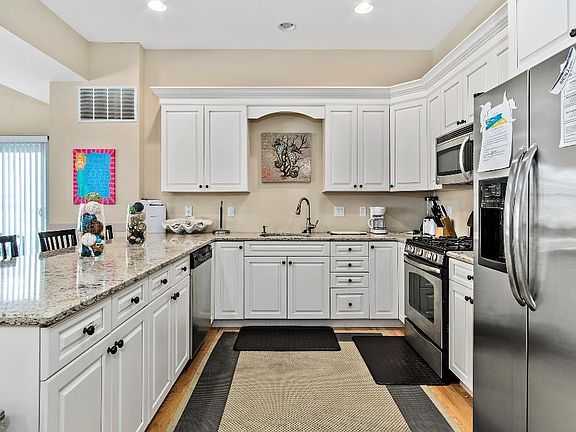 3rd image of 104 36th St Unit 201