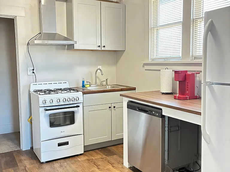 2 bed, 1.0 bath, 1024 sqft, $2,000 — Photo 10