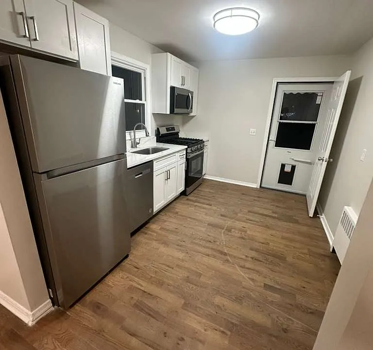 Recently installed new kitchen cabinets with granite countertop and stainless steel appliances,
brand new storm door