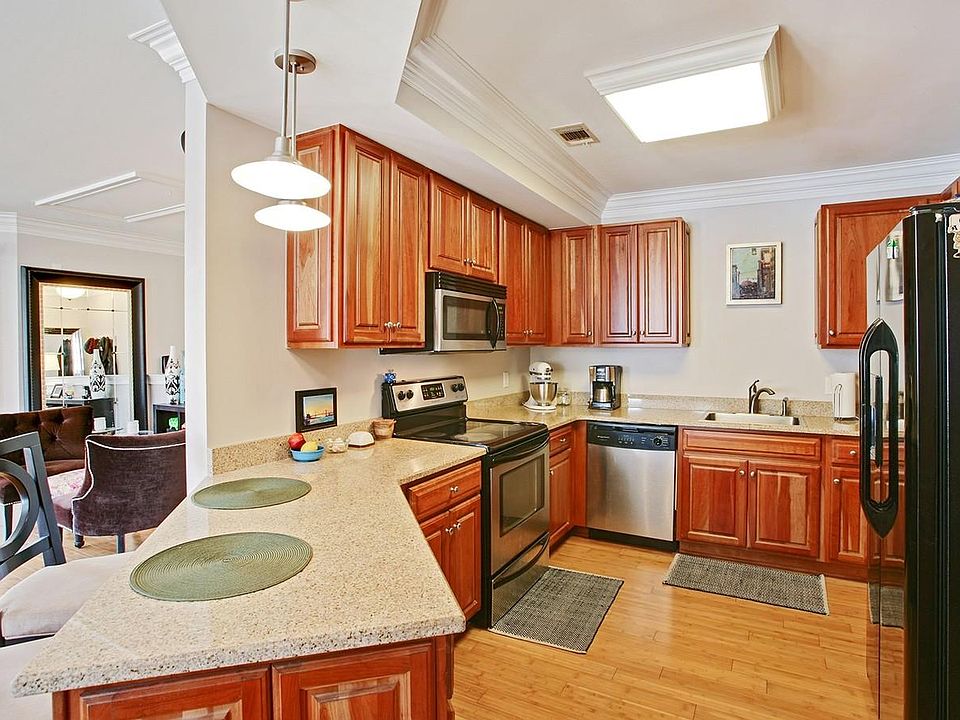 2nd image of 404 W Hall St
