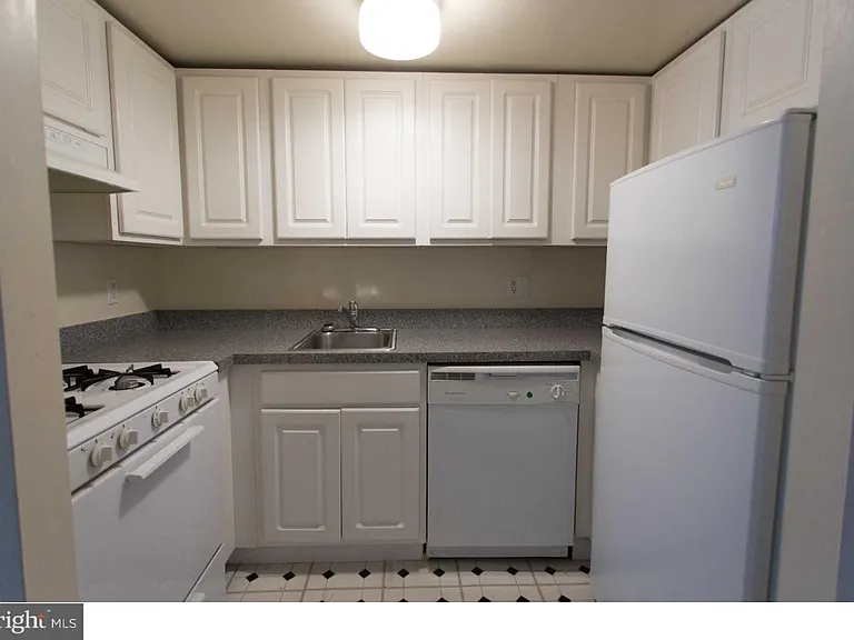526 Spruce St #3R — Photo 4