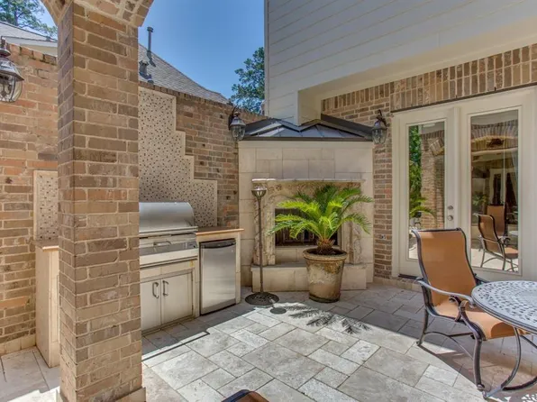 10 Heathcote Court, The Woodlands, TX 77380