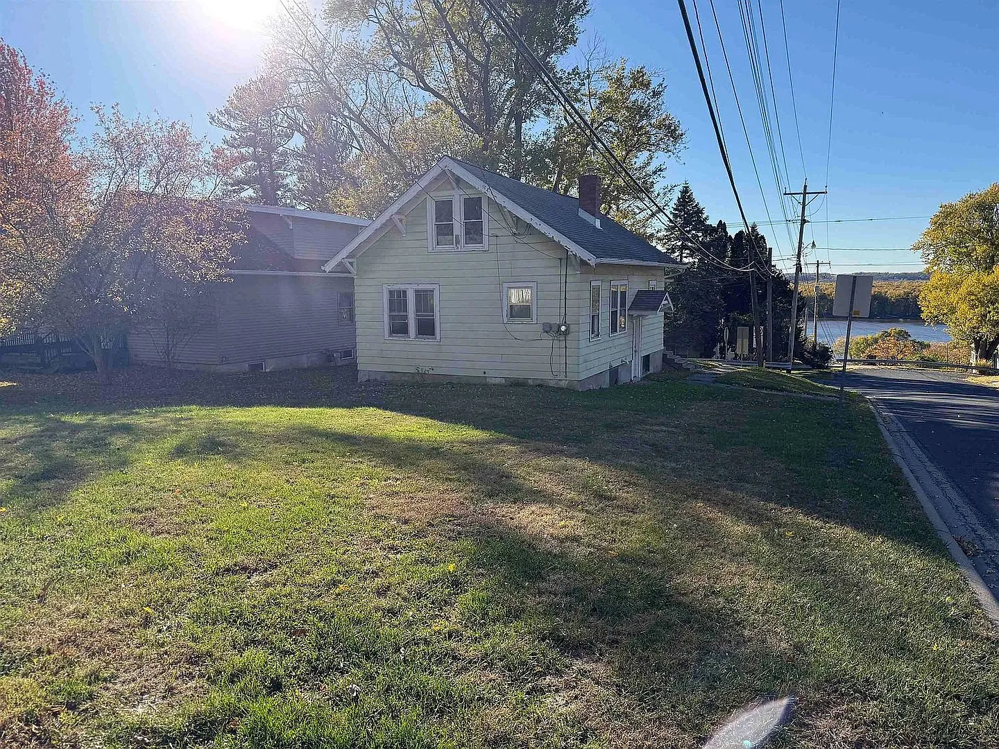 Charming 3-Bedroom Home with Enclosed Porch and Basement! — Photo 3