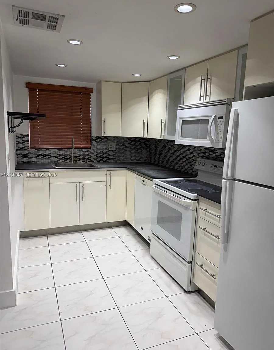 Park East Condo — Photo 2