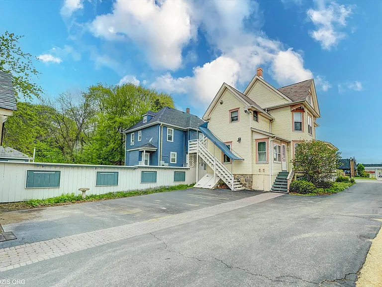 220 E South St — Photo 4