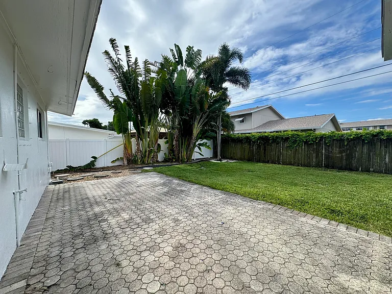 924 SE 8th Ct — Photo 16