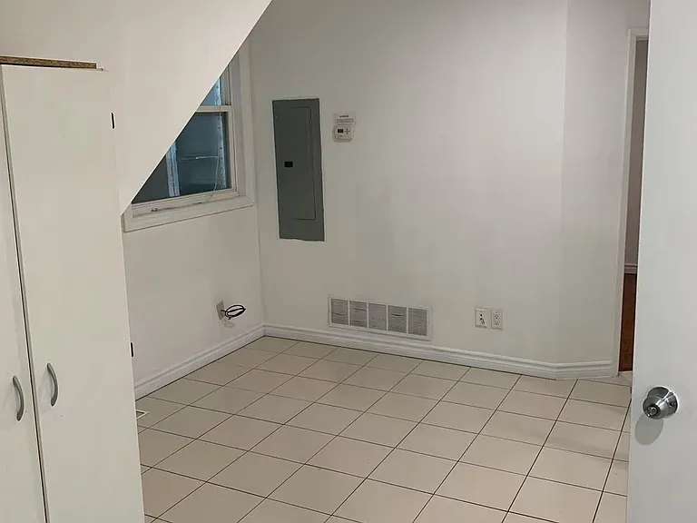 562 Bathurst St — Photo 7