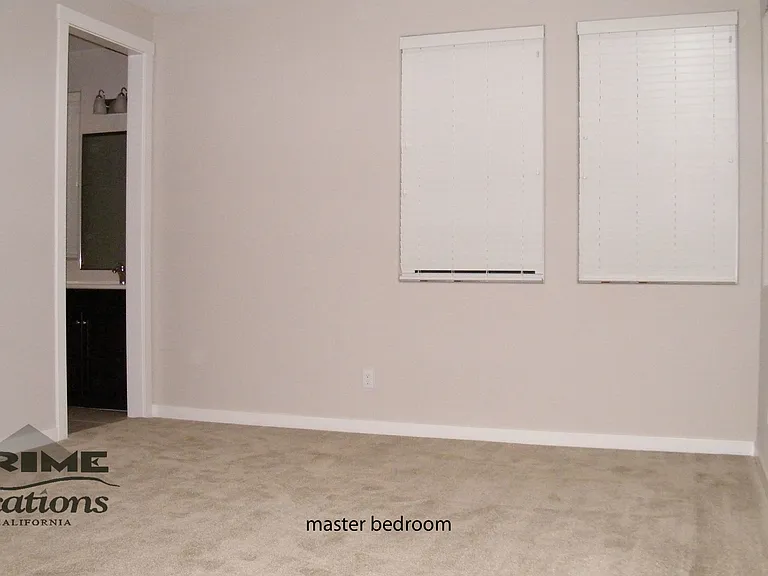 4844 Holden Dr — Photo 8