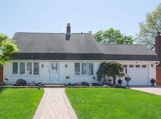 12 Cherry Tree Ln, Levittown, NY 11756