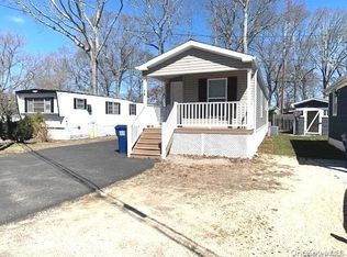 277 Old Country Rd, Riverhead, NY 11901