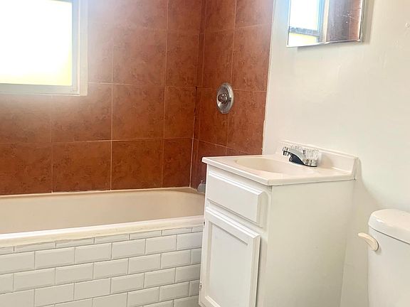 4th image of 233 S Kenmore Ave APT 305