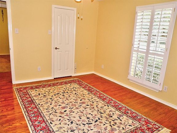 3rd image of 509 Meadow Run Dr