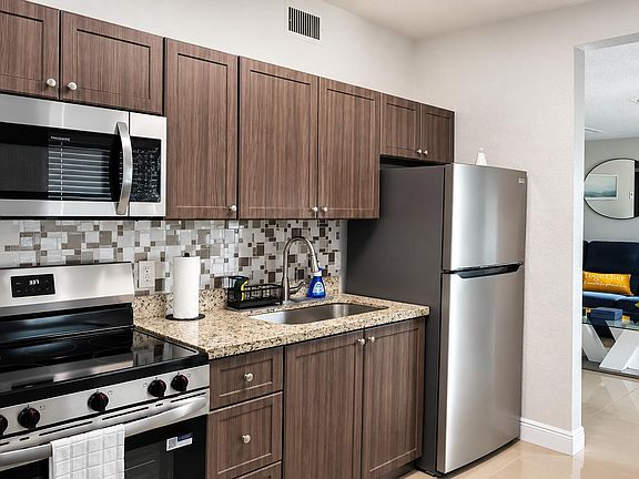 4th image of 1558 NW 5TH Avenue