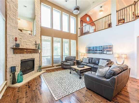 5th image of 315 E Sandra Ln
