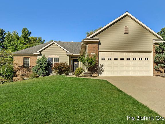 2nd image of 1967 Oakridge Ct NW