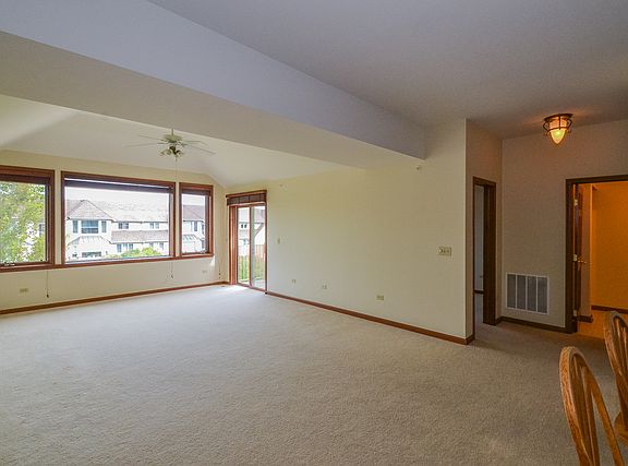 4th image of 100 N River Ln Unit 404